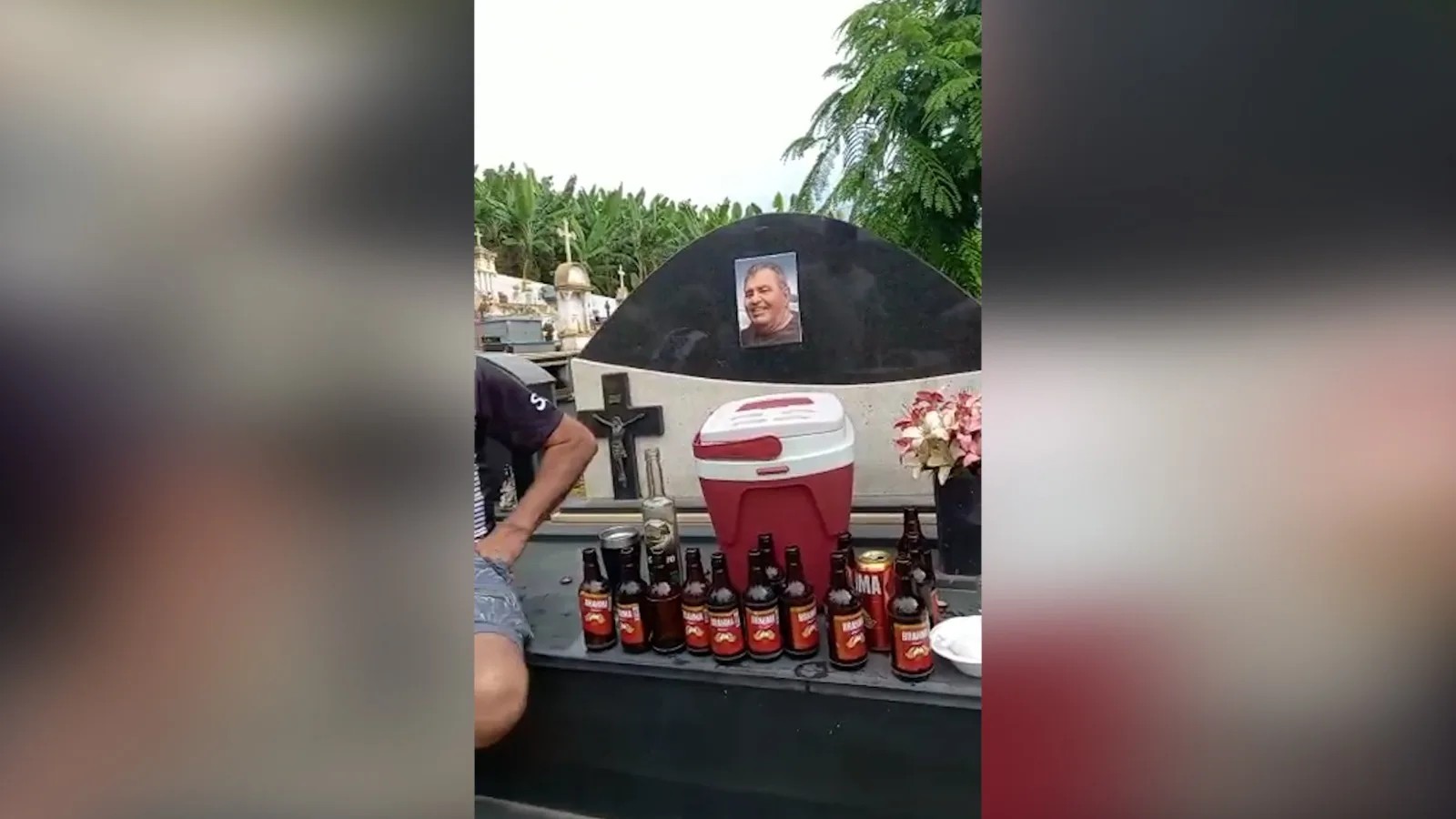 Homenagem para ex-prefeito tem até cerveja em cemitério do ES