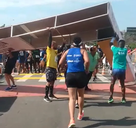 VÍDEO | Mulher fica ferida após vento derrubar estrutura de largada de corrida em Vitória