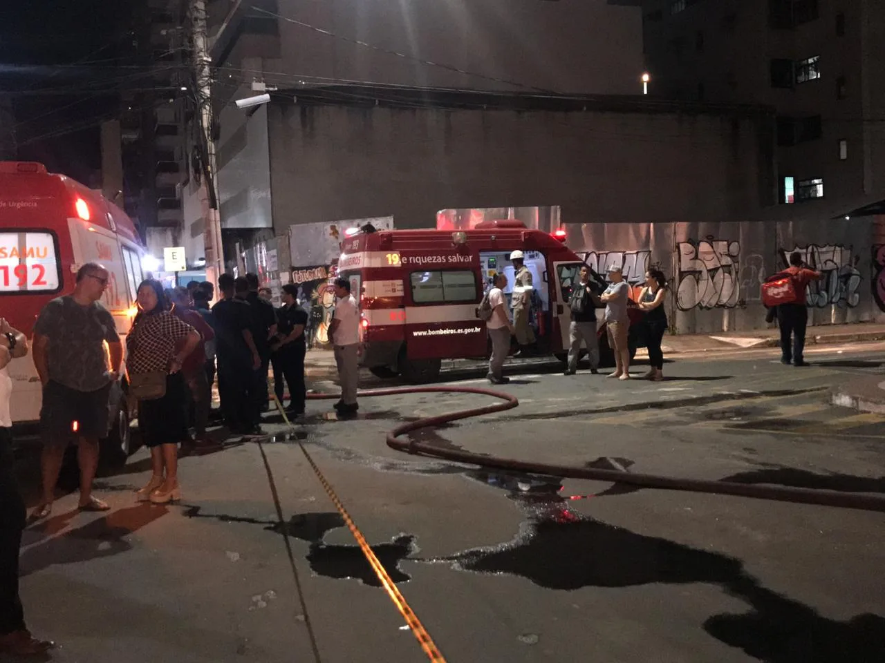 Incêndio atinge área externa de shopping na Praia da Costa