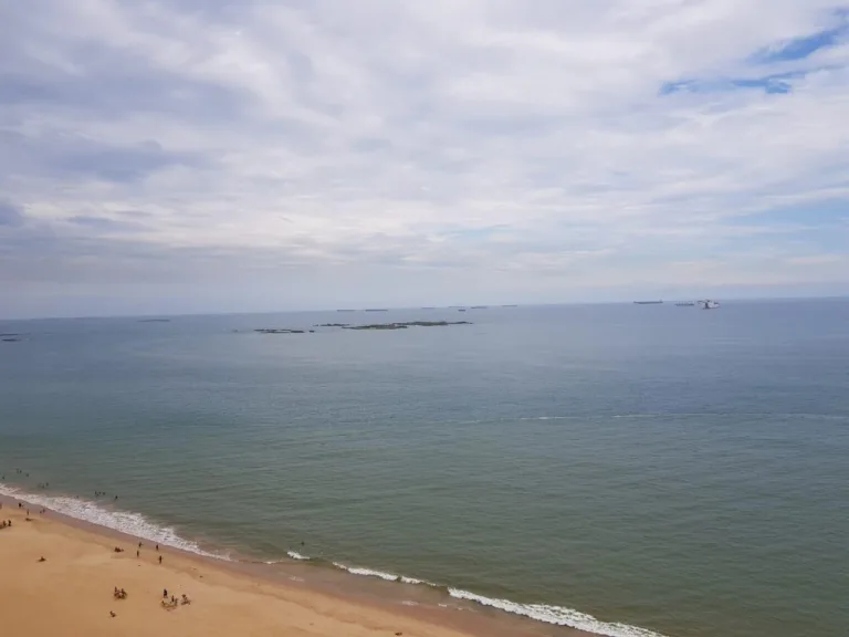 Mancha no mar de Itaparica, em Vila Velha, assusta moradores e banhistas