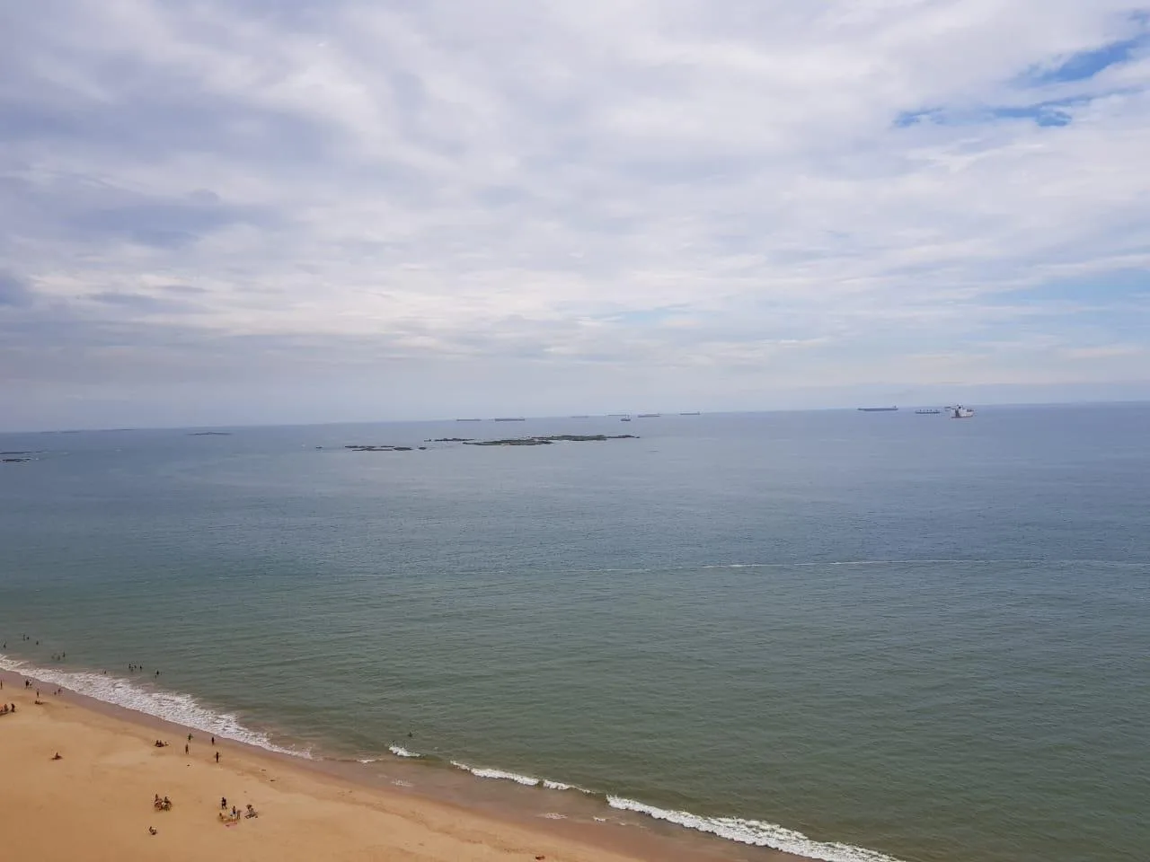 Mancha no mar de Itaparica, em Vila Velha, assusta moradores e banhistas