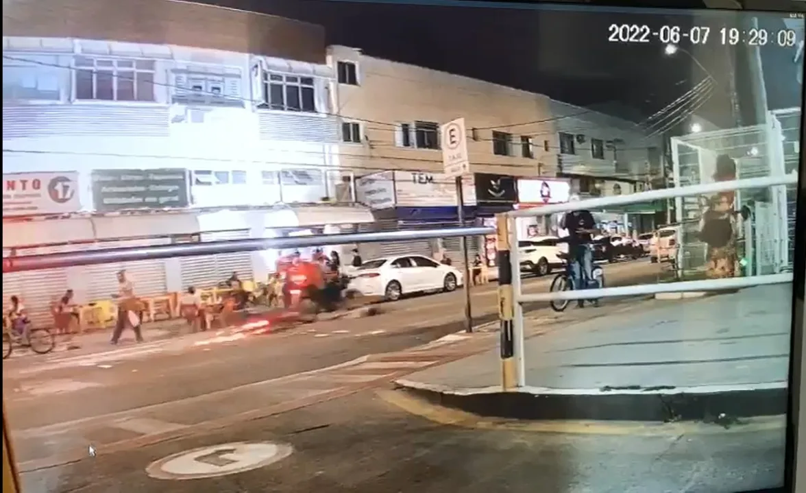 VÍDEO | Motociclista é atropelado por adolescente que fugia da Guarda Municipal em Vila Velha