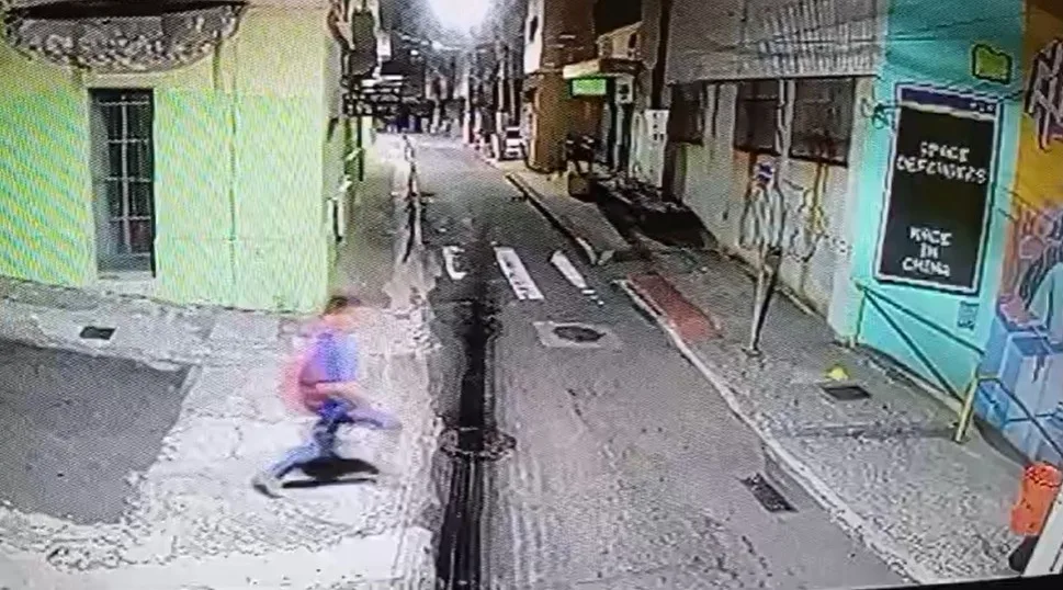 VÍDEO | Mulher tem celular roubado e corre atrás de ladrão no Centro de Vitória