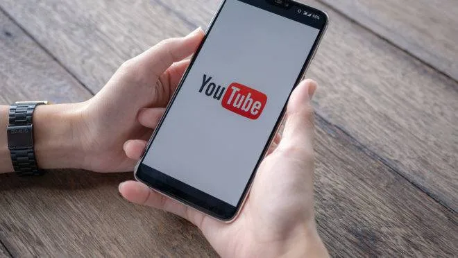 CHIANG MAI,THAILAND – May 11, 2019 : Man showing screen shot of Youtube on Oneplus 6, YouTube app on the screen, YouTube is the popular online video sharing website. – Image (CHIANG MAI,THAILAND – May 11, 2019 : Man showing screen shot of Youtube on