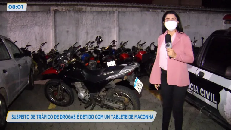 Suspeito de tráfico de drogas é detido com um tablete de maconha