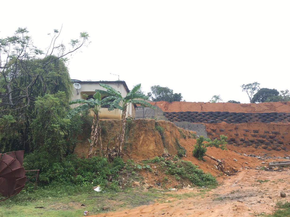 Muro cede e Defesa Civil pede para moradores desocuparem casas em Cariacica