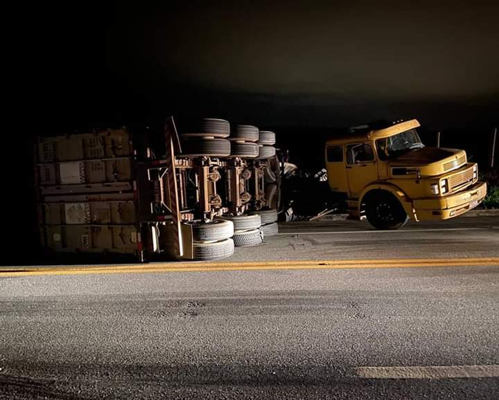 Carreta tomba na Rodovia ES 080 em Colatina