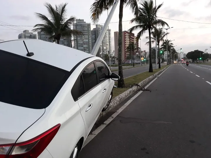 Motorista sobe em canteiro e bate em poste na Avenida Dante Michelini, em Vitória