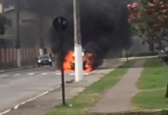 VÍDEO | Carro pega fogo e fica completamente destruído em Vila Velha