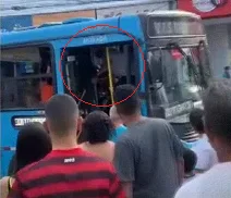 VÍDEO | Homem tenta agredir motorista dentro de ônibus do Transcol, em Cariacica