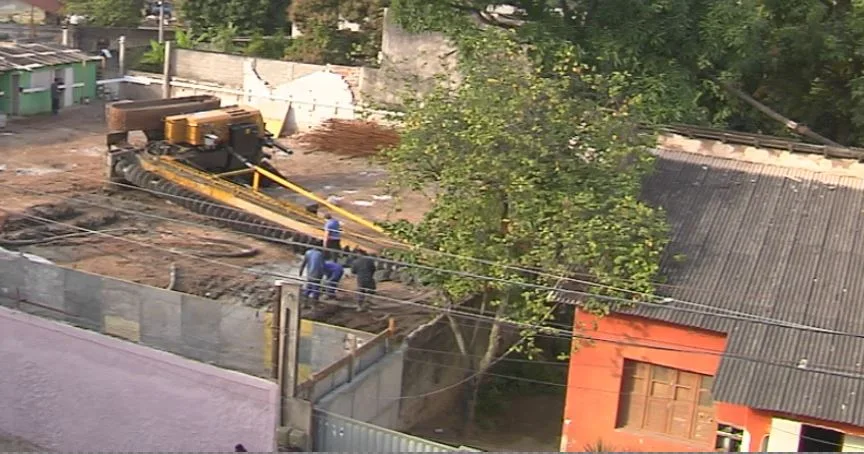 Famílias terão que deixar casas após máquina de perfuração destruir residências em Vila Velha