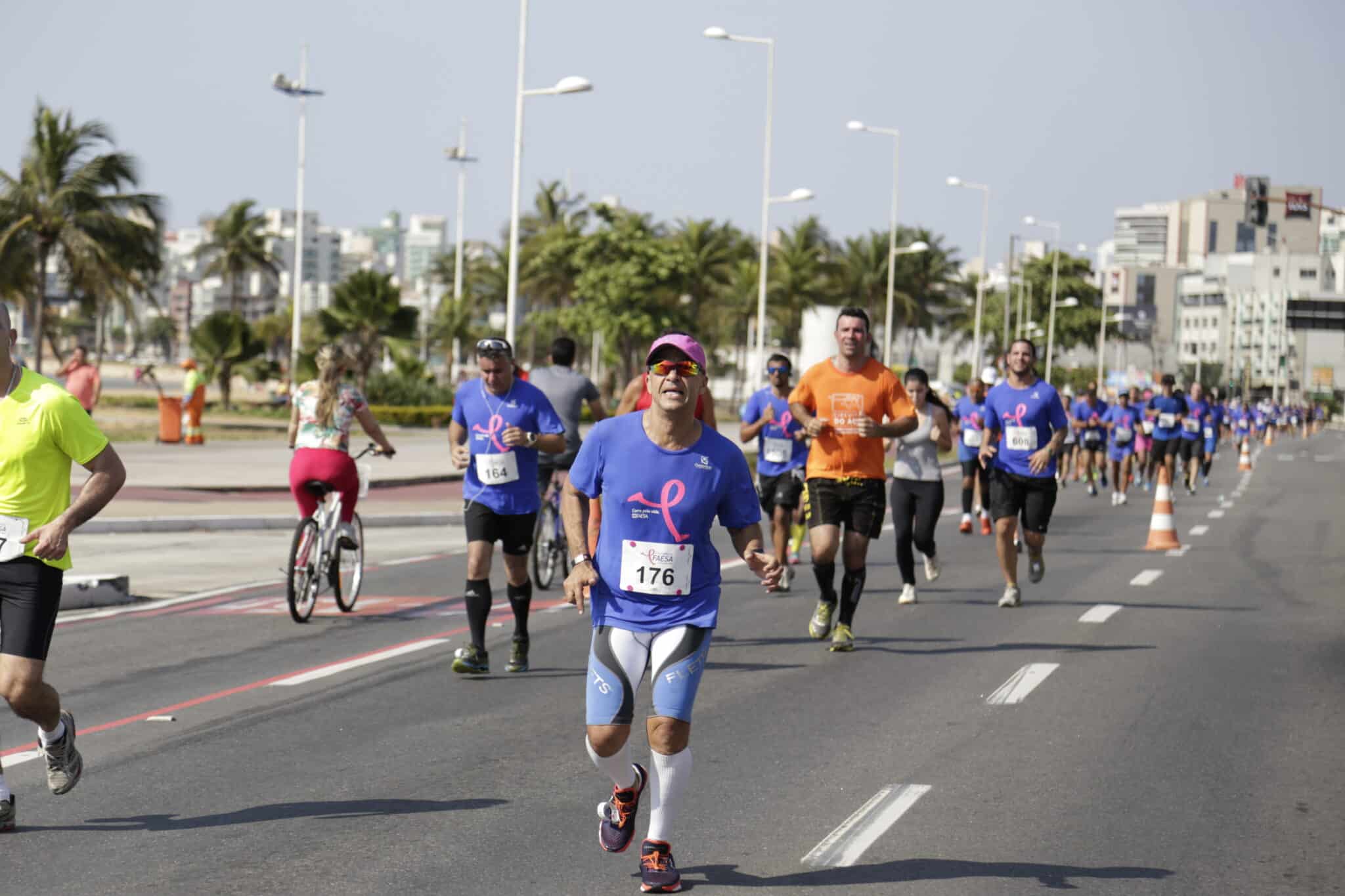 Queniano e carioca driblam o forte calor e vencem a Corrida FAESA em Vitória