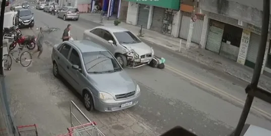 VÍDEO | Ciclista é atropelado e arrastado por carro em Vila Velha