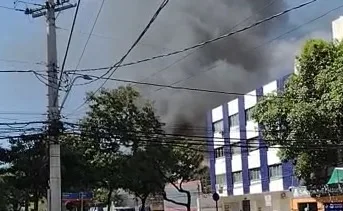 VÍDEO | Compressor pega fogo e fumaça chama atenção em Vitória