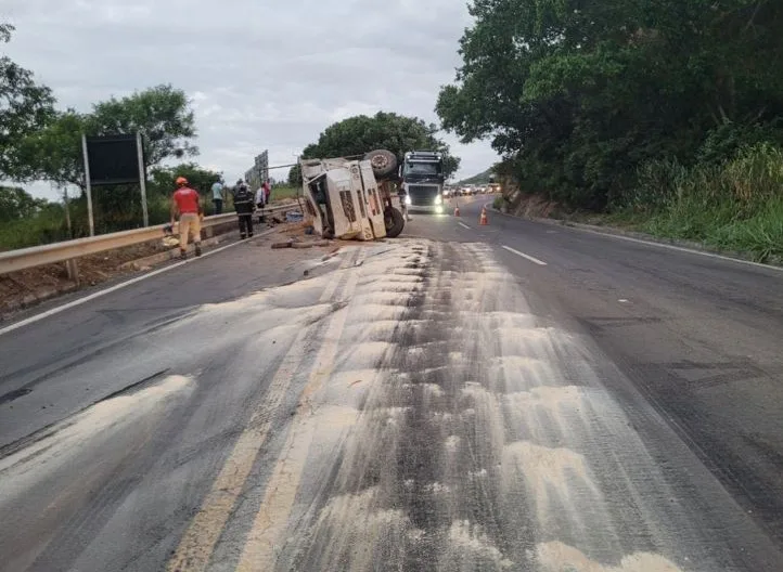 Motorista morre após caminhão tombar na BR-262, em Viana