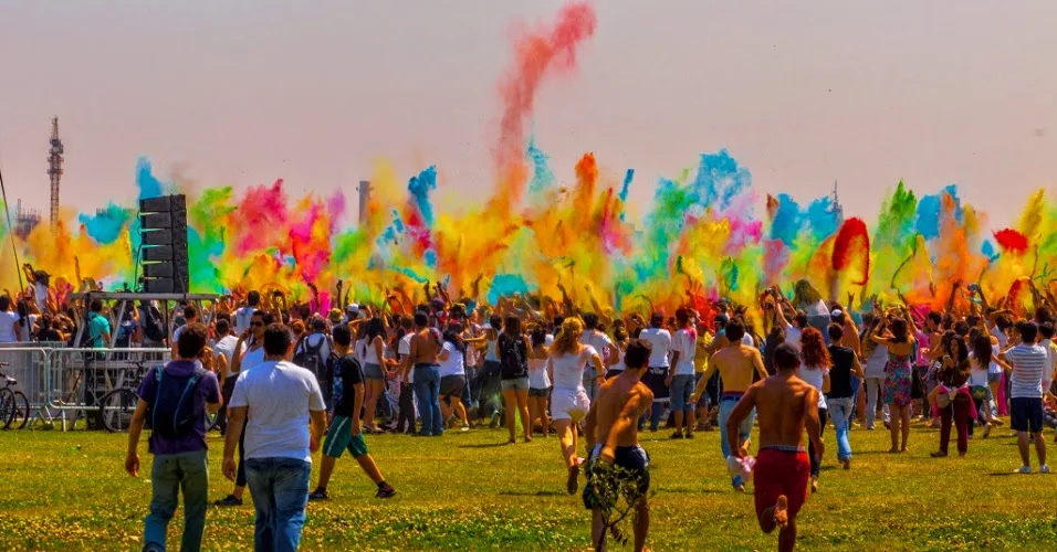 Mistura de cores e música eletrônica em evento internacional em Vitória