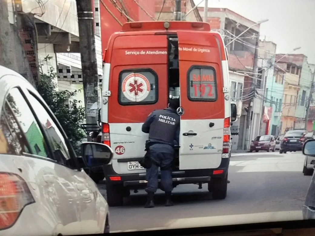 Homem que jogou óleo quente em esposa grávida é solto um dia após crime