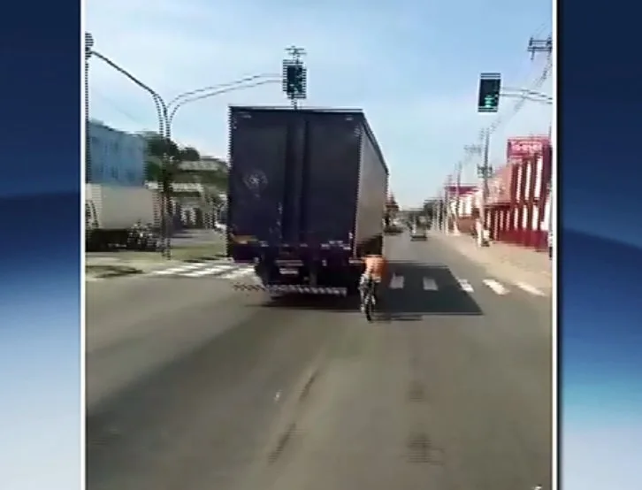 Perigo! Ciclista é flagrado pegando “carona” em caminhão na Lindenberg