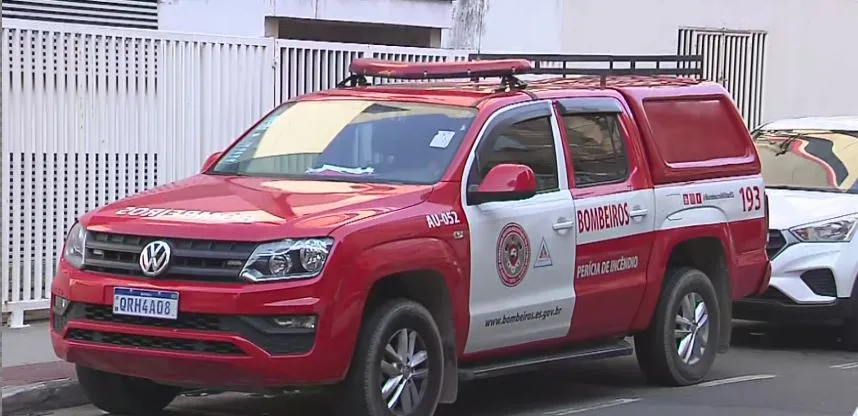 Cabeça de criança fica presa em portão de escola e bombeiros usam marreta para resgate