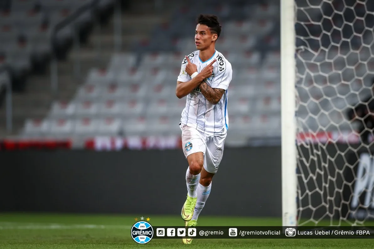 Em dia inspirado de Ferreira, Grêmio vence Caxias e faz final contra o Inter