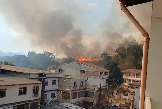 Incêndio atinge grande área de vegetação em bairro de Vitória