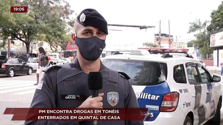 PM encontra drogas em tonéis enterrados em quintal de casa