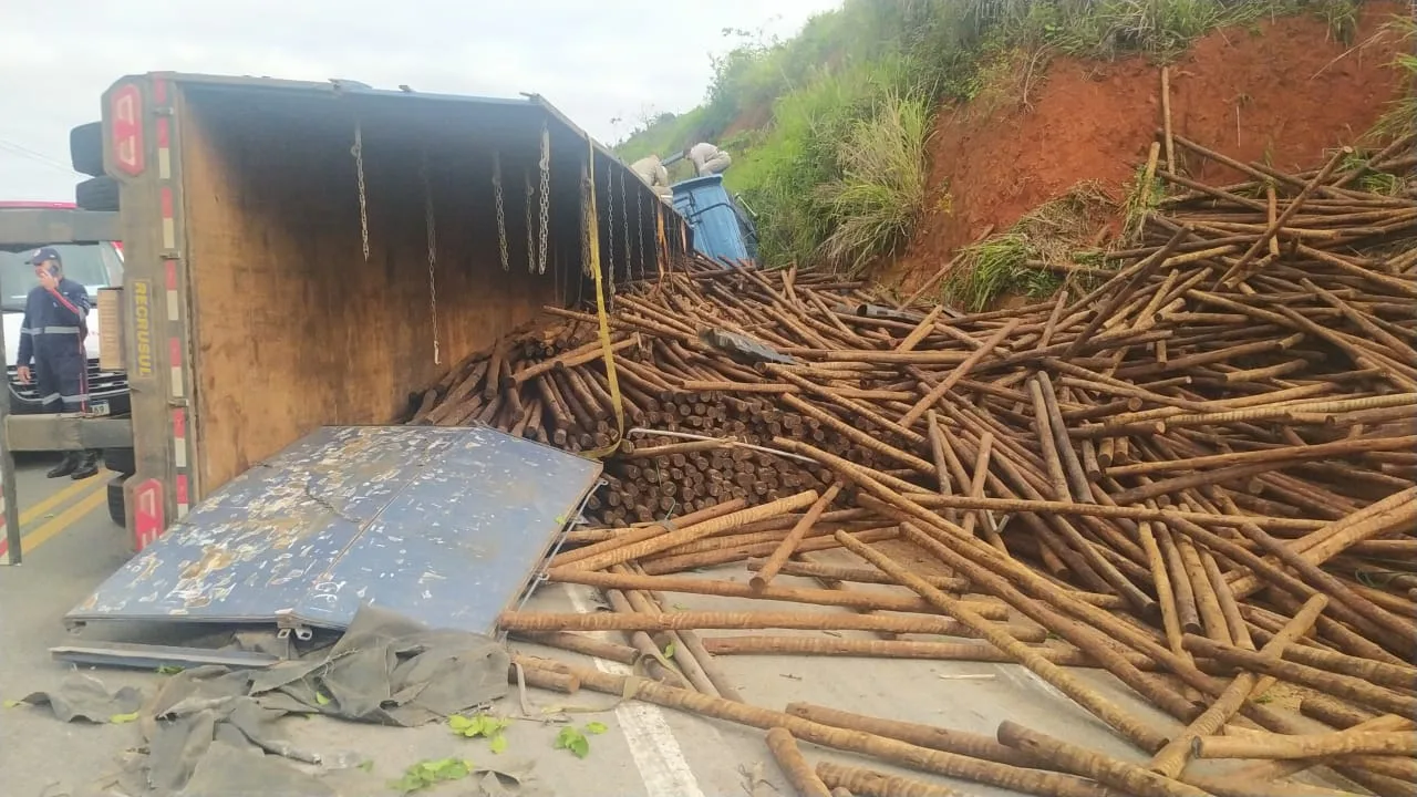 VÍDEO | Carreta com madeira tomba e interdita rodovia no Noroeste do ES