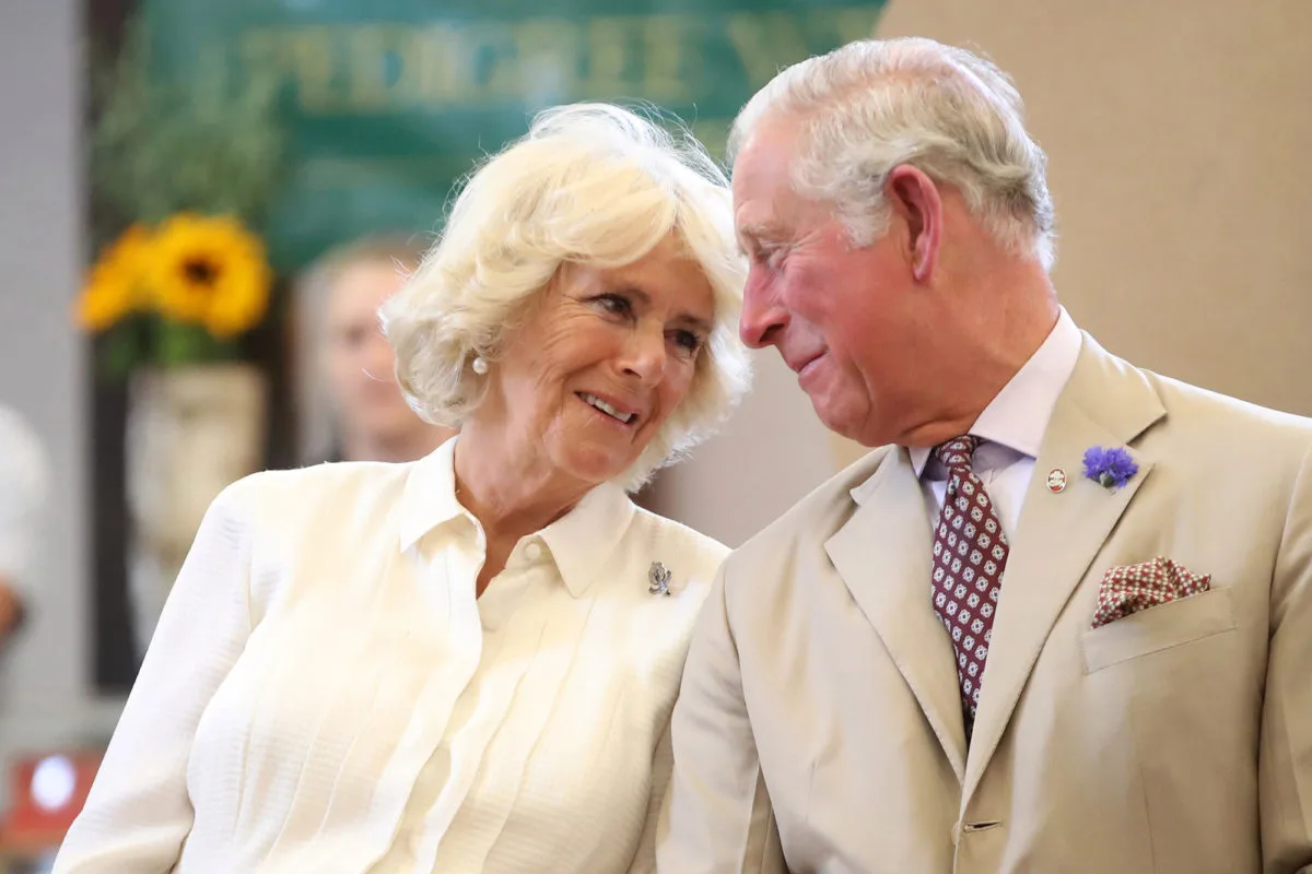 Camilla Parker Bowles usa broche dado anteriormente por Philip durante missa para Elizabeth II