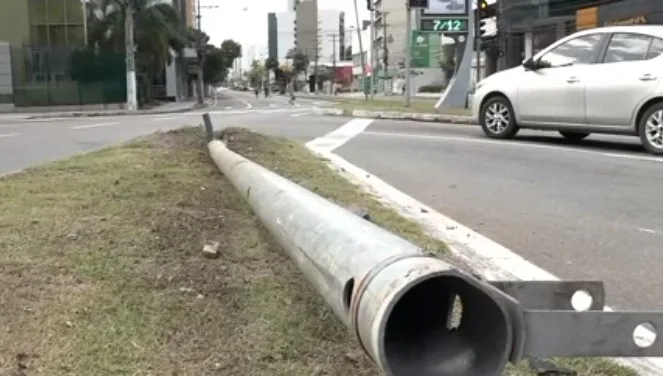 Motorista perde controle da direção do carro e derruba poste na Reta da Penha