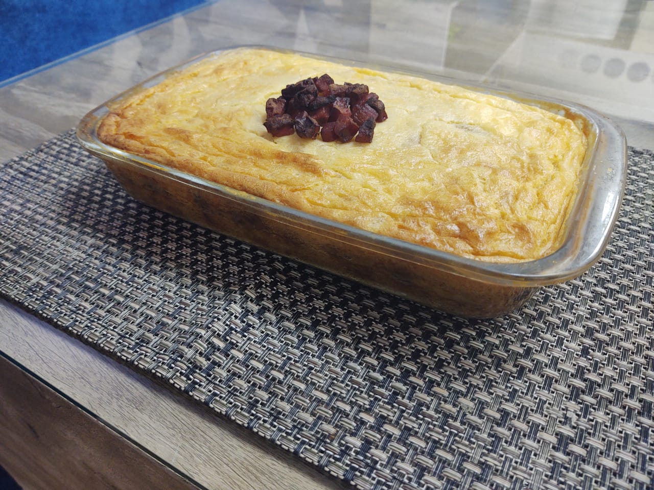 Pastelão de aipim com calabresa e queijo