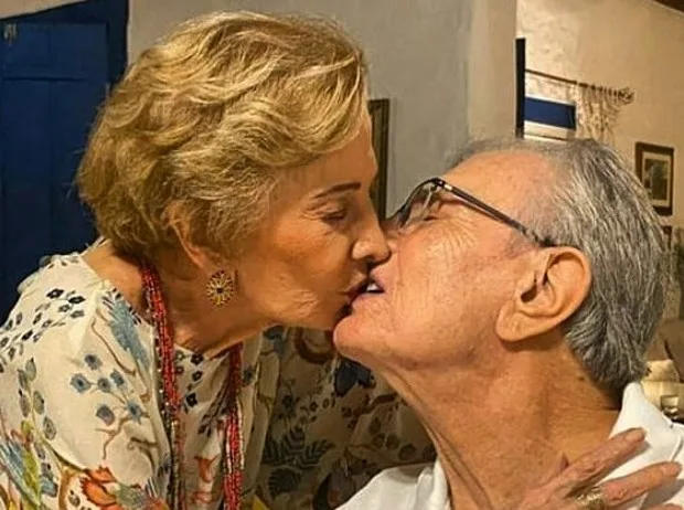 Glória Menezes e Tarcísio Meira aparecem aos beijos em rede social