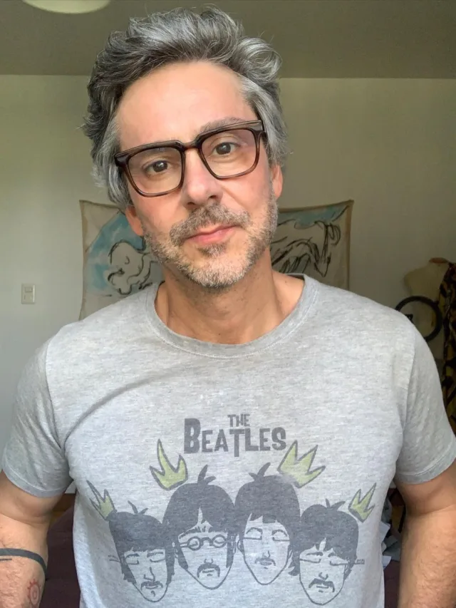 Só de toalha! Alexandre Nero posta foto sem camisa e leva fãs à loucura: "Galã está sarado!"