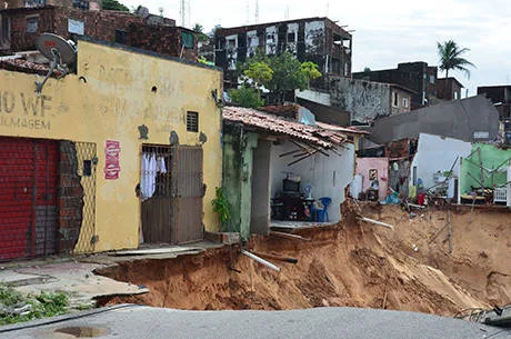 RN – CHUVA/NATAL/DESLIZAMENTO – GERAL – Deslizamento de terra abre cratera na Rua Guanabara no bairro Mãe Luiza, por conta das chuvas que atingem a cidade de Natal nos últimos dias. 15/06/2014 – Foto: ANA SILVA/ESTADÃO CONTEÚDO