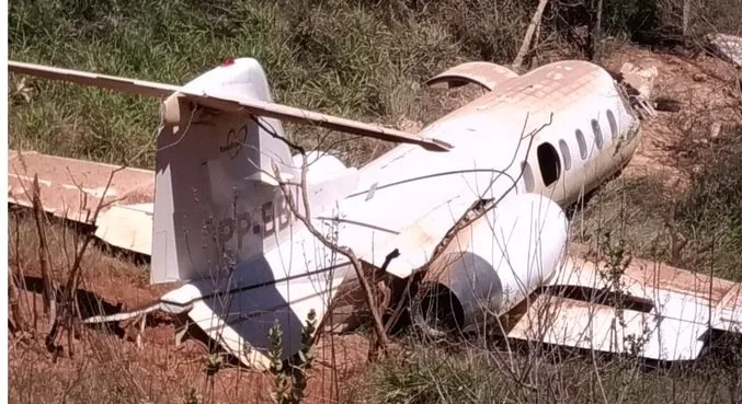 Avião cai em barranco durante pouso e deixa ao menos três feridos em MG