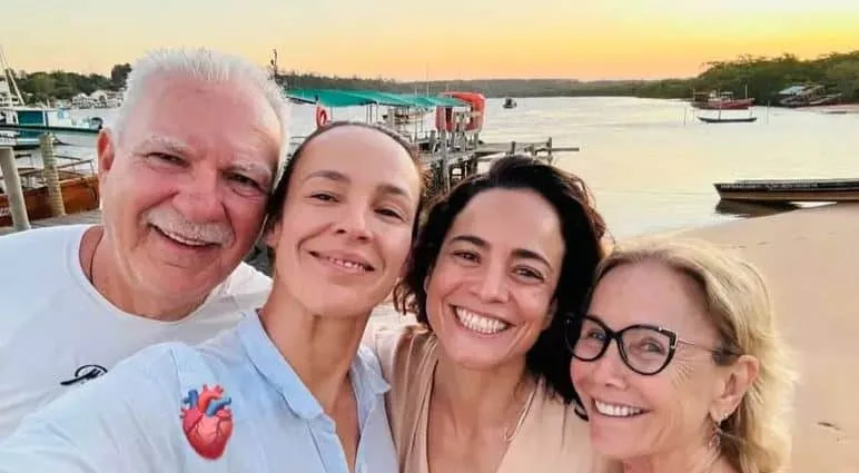 Foto: Alice Braga conhece pais de namorada no ES: "Meus amores" (Foto: Reprodução/Instagram)