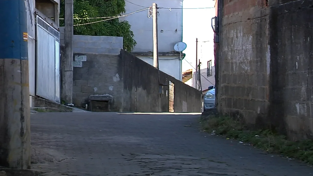 Homem visita irmão em Cariacica, sai para comprar bebida e é atingido por um tiro na perna