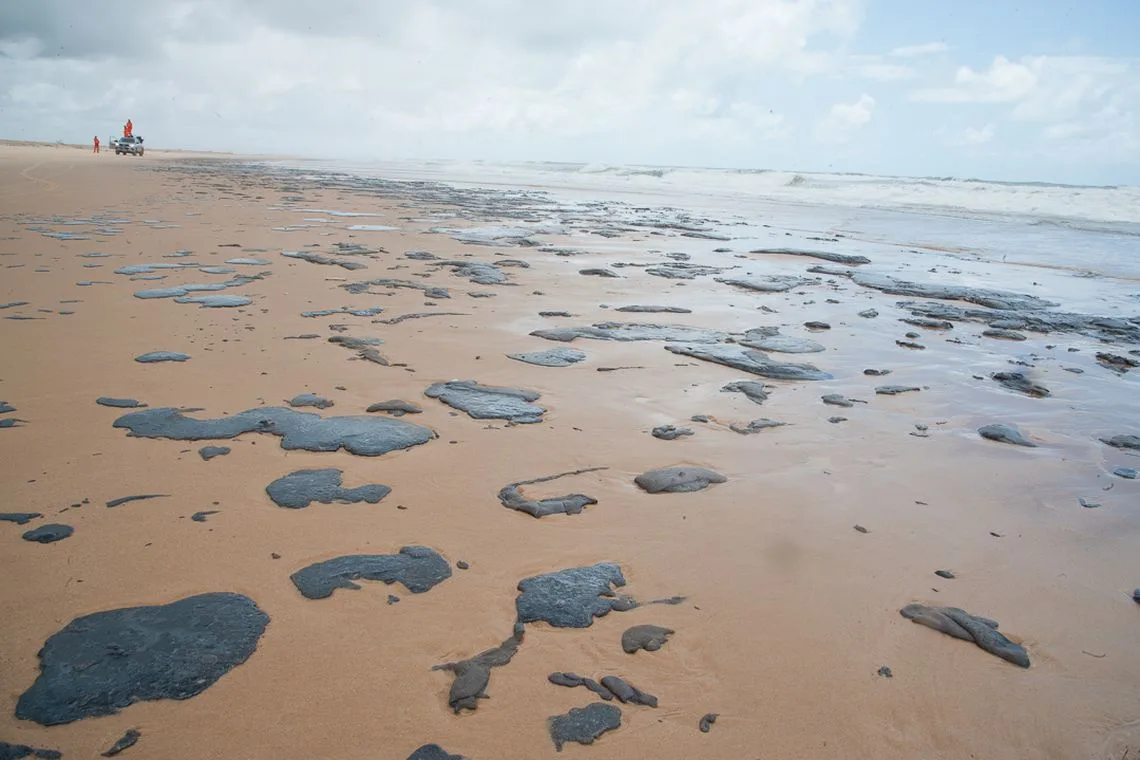 Petrobras recolhe mais de 133 toneladas de resíduo oleoso de praias