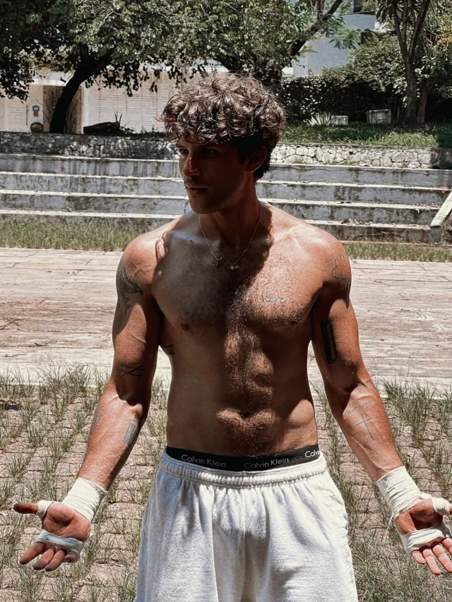 Chay exibe corpão sarado em foto sem camisa e fãs deliram: "Nem guindaste"