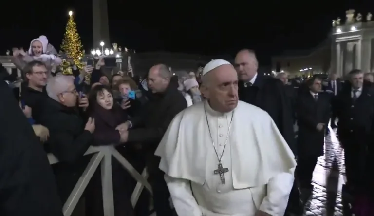 VÍDEO | Internautas comentam reação de papa Francisco