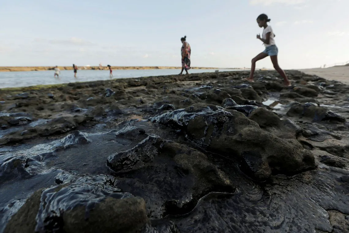 Um derramamento de óleo é visto na praia de Pontal do Coruripe, em Coruripe, estado de Alagoas, Brasil, 8 de outubro de 2019