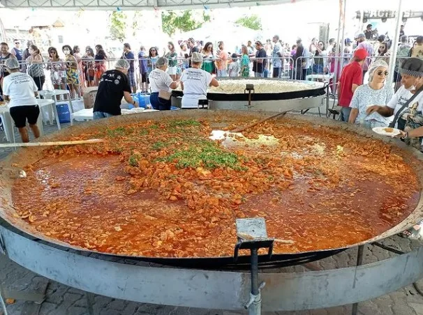 Município capixaba bate recorde do Guiness Book e serve maior moqueca do mundo