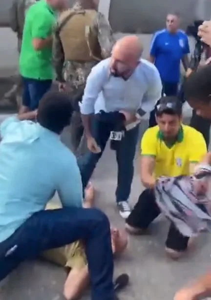 VÍDEO I Cinegrafista da Globo é agredido por aliados de Jefferson e Bolsonaro