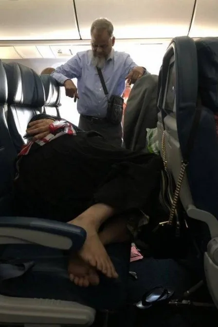 Faria o mesmo? Homem viaja 6 horas em pé para esposa descansar nas poltronas de avião