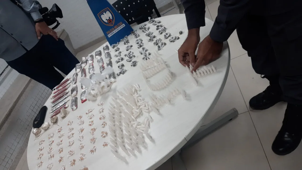 Polícia apreende mais de 300 pinos de cocaína e 218 pedras de crack em Cariacica