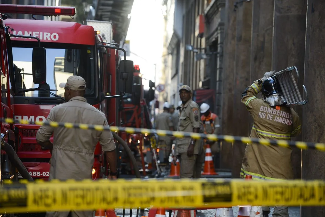 Incêndio atinge boate Quatro Por Quatro no centro do Rio de Janeiro, bombeiros trabalham no local.