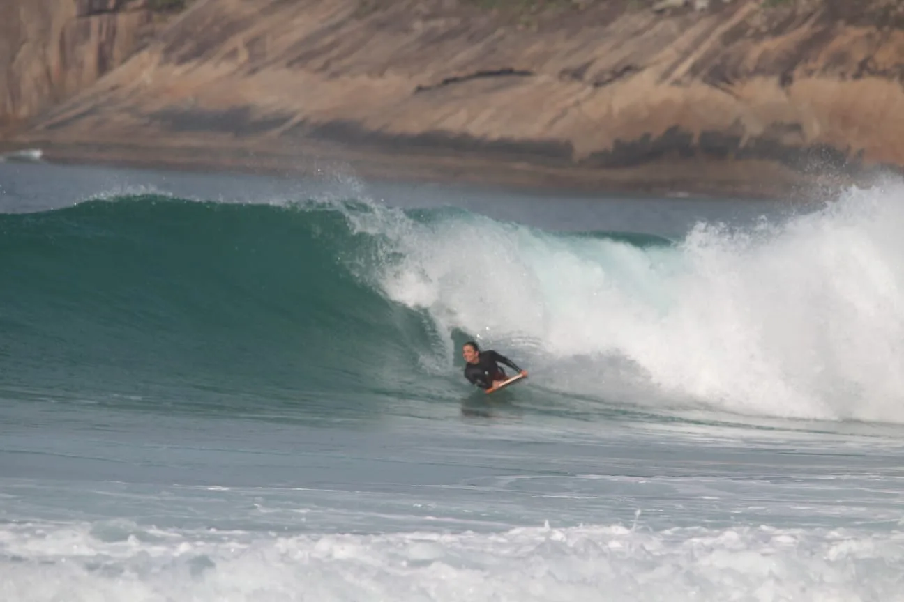 Ícones do bodyboarding feminino e revelações disputam campeonato mundial na Serra