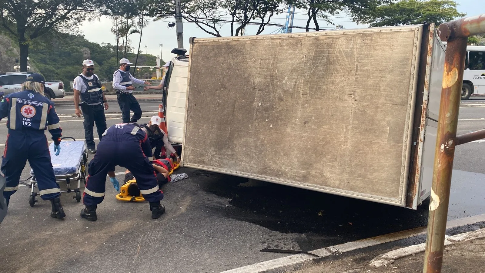 Caminhão-baú tomba e interdita Curva do Saldanha por três horas