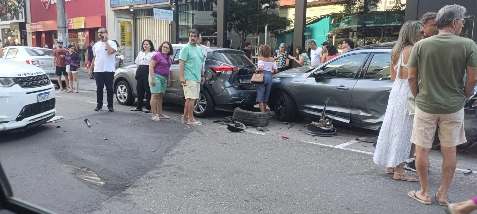 Idosa é atropelada em calçada na Praia do Canto após carro bater em veículos estacionados