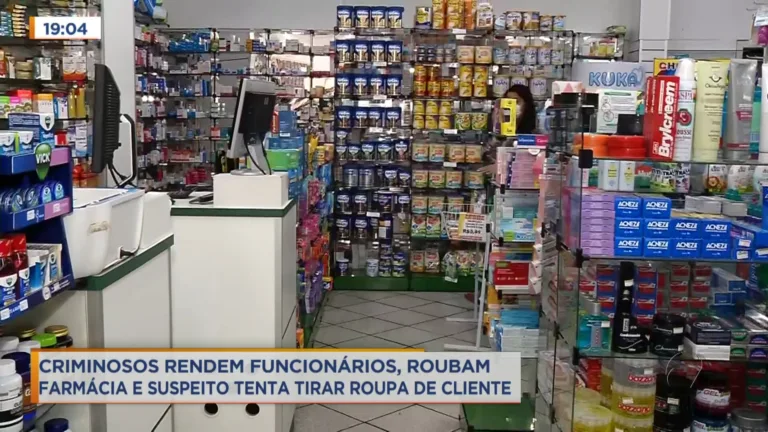 Bandidos invadem farmácia, rendem funcionários e um deles tenta tirar roupa de cliente