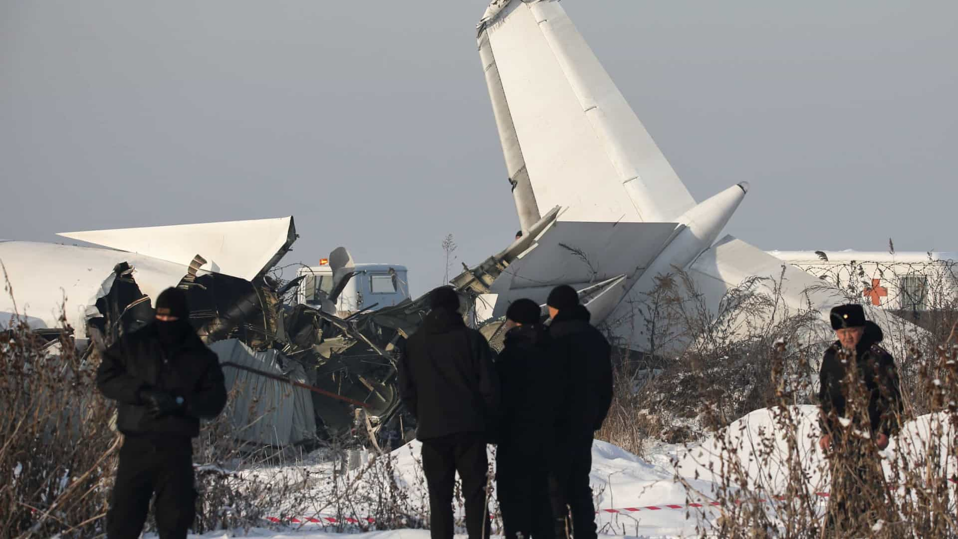 Queda de avião no Cazaquistão deixa mortos e feridos